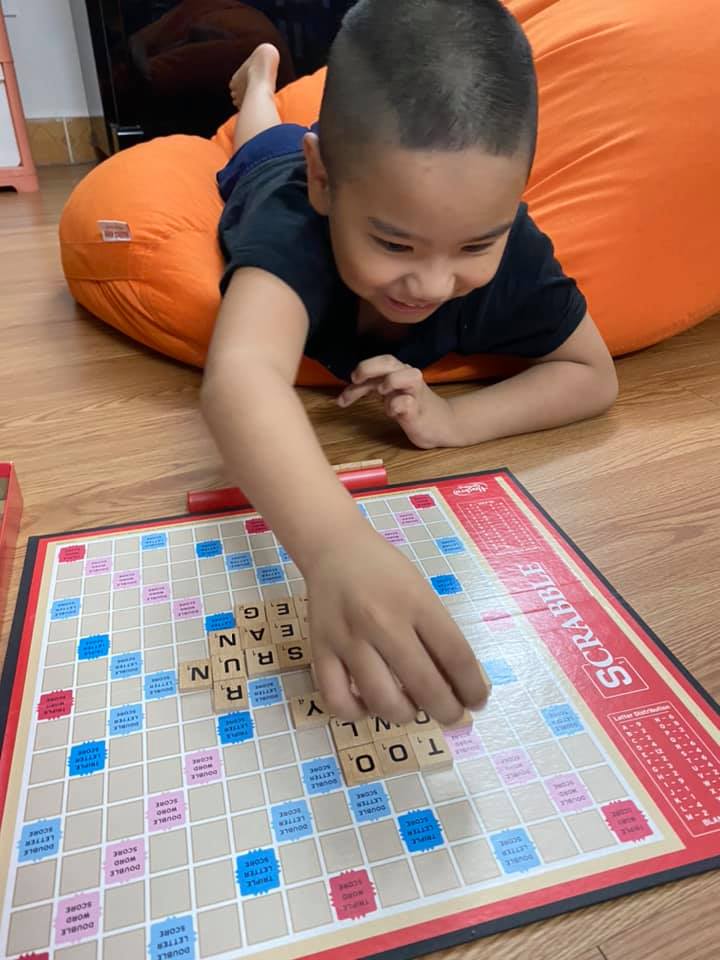 Chơi scrabble cùng con trai